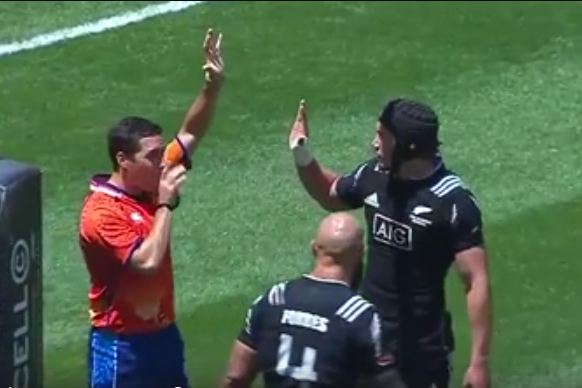Referee having no part of it : priceless reaction.